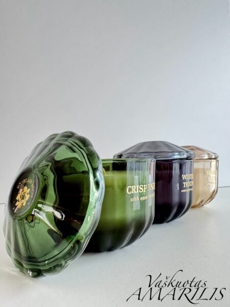 Trijų spalvų žvakės su dangteliais